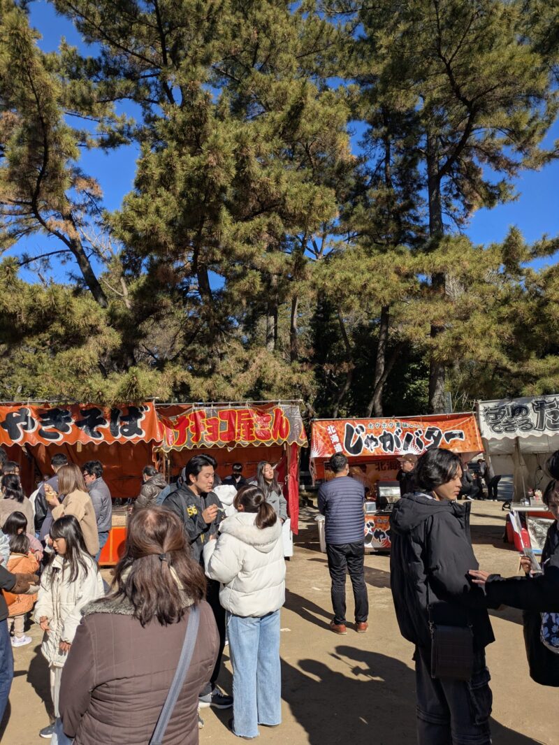 正月期間の船橋大神宮境内の露店の様子
