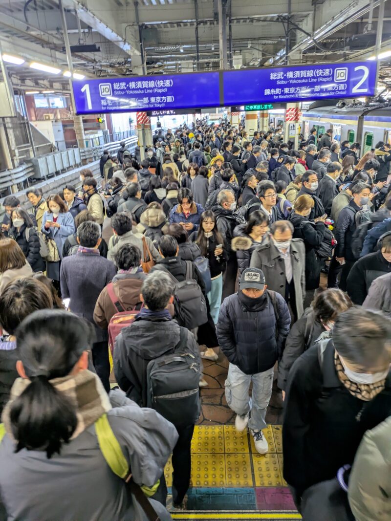 津田沼駅通勤ラッシュ ホーム上の混雑