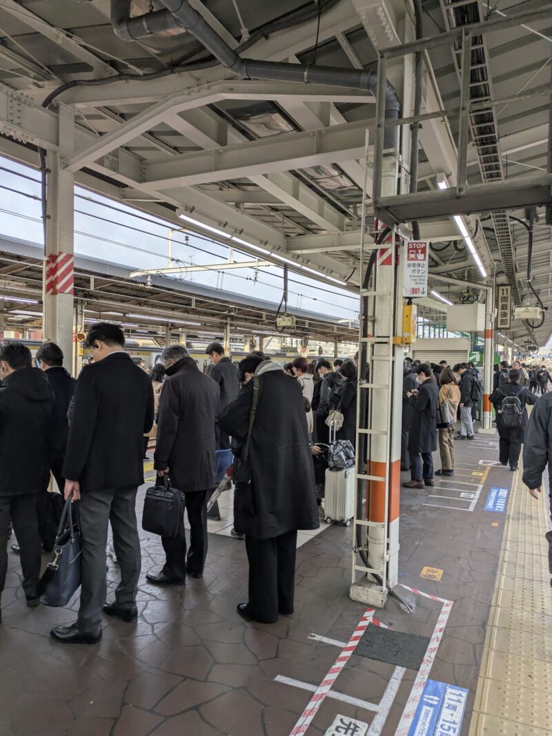 津田沼駅通勤ラッシュ 始発電車を待つ人の列