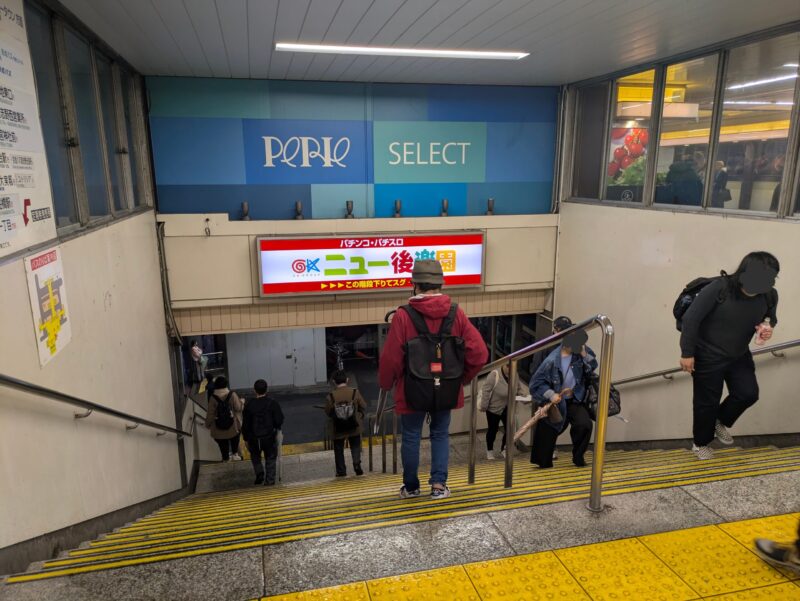 津田沼駅北口3番乗り場へ向かう階段