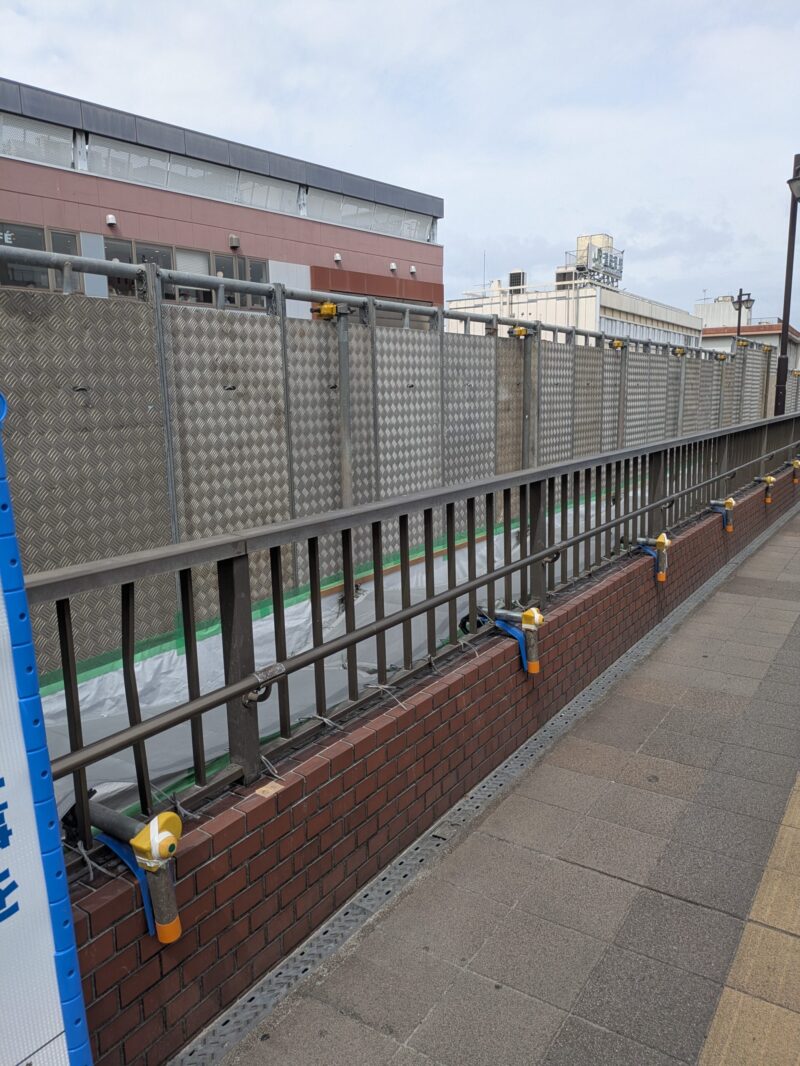 津田沼駅北口バス乗り場・工事中のペデストリアンデッキ